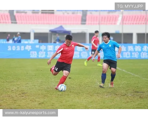 足球球星赛场激烈对抗中突然用手击肩引发全场热议讨论